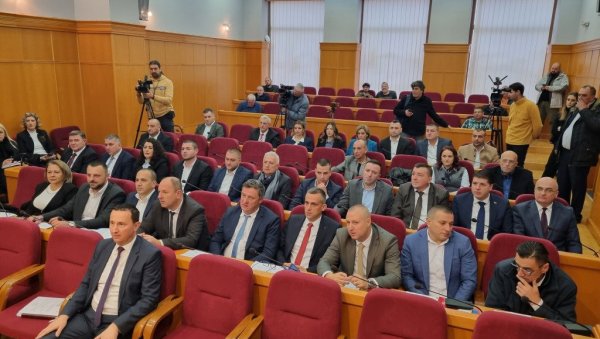 КОНСТИТУТИВНА СЕДНИЦА ТРЕБИЊСКОГ ПАРЛАМЕНТА: Бутулија на челу Скупштине КОНСТИТУТИВНА СЕДНИЦА ТРЕБИЊСКОГ ПАРЛАМЕНТА: Бутулија на челу Скупштине