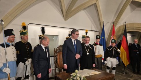 OČEKUJEM ODLIČNE RAZGOVORE Vučić: U društvu kancelara Šolca obilazim rudarski centar Evrope (FOTO) OČEKUJEM ODLIČNE RAZGOVORE Vučić: U društvu kancelara Šolca obilazim rudarski centar Evrope (FOTO)