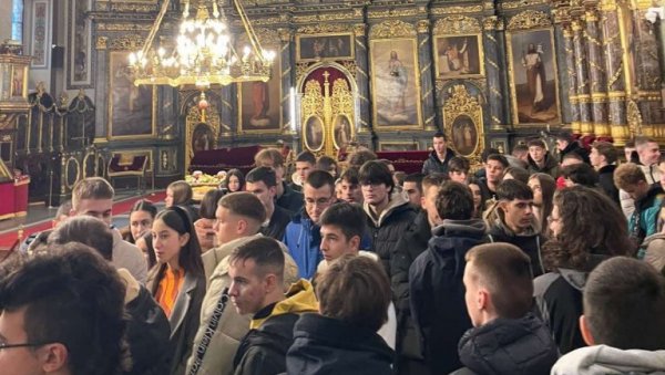 МЕЂУСОБНО ПОШТОВАЊЕ КЉУЧНО ЗА УСПЕШНУ ЗАЈЕДНИЦУ: У оквиру пројекта „Различити, а исти“ 100 ђака обишло цркву, џамију и синагогу - МЕЂУСОБНО ПОШТОВАЊЕ КЉУЧНО ЗА УСПЕШНУ ЗАЈЕДНИЦУ: У оквиру пројекта „Различити, а исти“ 100 ђака обишло цркву, џамију и синагогу -