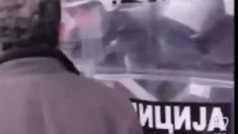 ČOVEK KOJI PONIŽAVA POLICAJCE, VIČE NA NJIH I VREĐA IH Ana Brnabić obelodanila istinu o nastavniku Radivoju Jovoviću (VIDEO) ČOVEK KOJI PONIŽAVA POLICAJCE, VIČE NA NJIH I VREĐA IH Ana Brnabić obelodanila istinu o nastavniku Radivoju Jovoviću (VIDEO)