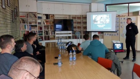 PREDAVANJE ZA MLADE VOZAČE MOTOCIKALA: U Apatinu još jedna akcija za povećanje bezbednosti saobraćaja PREDAVANJE ZA MLADE VOZAČE MOTOCIKALA: U Apatinu još jedna akcija za povećanje bezbednosti saobraćaja