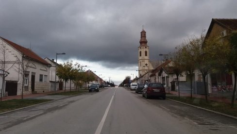 KO JE DOBITNIK 5,5 MILIONA EVRA? U Starim Banovcima nagađaju ko je loto milioner, srećni listić uplatio na dan izvlačenja (FOTO) KO JE DOBITNIK 5,5 MILIONA EVRA? U Starim Banovcima nagađaju ko je loto milioner, srećni listić uplatio na dan izvlačenja (FOTO)