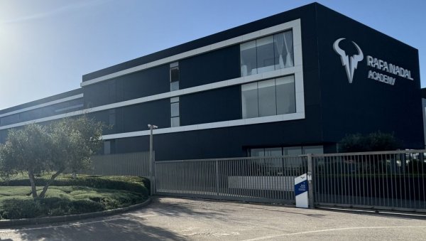 ТЕНИСКИ ГРАД УСРЕД БАЛЕАРСКИХ ПОЉА: Новости на Надаловој академији у Манакору на Мајорки (ВИДЕО) ТЕНИСКИ ГРАД УСРЕД БАЛЕАРСКИХ ПОЉА: Новости на Надаловој академији у Манакору на Мајорки (ВИДЕО)