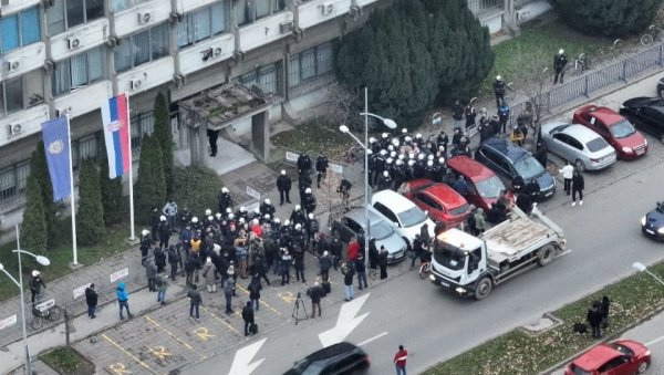 ОПОЗИЦИЈА ПОНОВО ДИВЉА: Њих 30 напало Полицијску управу у Новом Саду (ВИДЕО) ОПОЗИЦИЈА ПОНОВО ДИВЉА: Њих 30 напало Полицијску управу у Новом Саду (ВИДЕО)