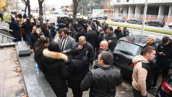 ПРОКЛЕТИ БИЛИ. КЛАЋУ ВАС, СЕЋИ ЋУ ВАС У КОМАДЕ! Потресни детаљи доношења пресуде Урошу Блажићу и његовом оцу Радиши (ФОТО/ВИДЕО) ПРОКЛЕТИ БИЛИ. КЛАЋУ ВАС, СЕЋИ ЋУ ВАС У КОМАДЕ! Потресни детаљи доношења пресуде Урошу Блажићу и његовом оцу Радиши (ФОТО/ВИДЕО)