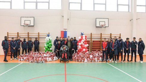 PODELILI 350 PAKETIĆA: Fudbaleri novosadske Vojvodine posetili školu „Milan Petrović“ PODELILI 350 PAKETIĆA: Fudbaleri novosadske Vojvodine posetili školu „Milan Petrović“