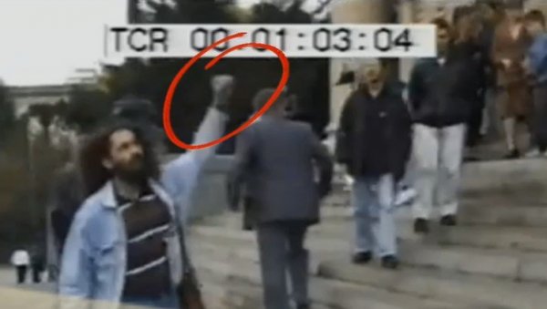 ПРЕПОЗНАЈЕТЕ ЛИ ЧОВЕКА СА СНИМКА?: Отпораш, рушио државу, а данас главна звезда антисрпских медија (ВИДЕО) ПРЕПОЗНАЈЕТЕ ЛИ ЧОВЕКА СА СНИМКА?: Отпораш, рушио државу, а данас главна звезда антисрпских медија (ВИДЕО)