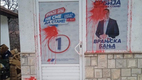 НАКОН ВРАЊА НА МЕТИ ВАНДАЛА И ПРОСТОРИЈЕ СНС -а У БАЊИ: Црвена боја на вратима НАКОН ВРАЊА НА МЕТИ ВАНДАЛА И ПРОСТОРИЈЕ СНС -а У БАЊИ: Црвена боја на вратима