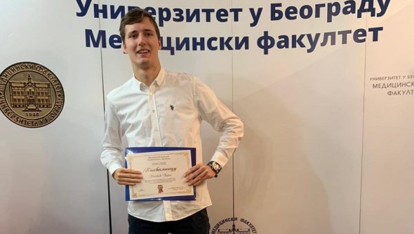 СВИХ ШЕСТ ГОДИНА ДОБИЈАО САМО ДЕСЕТКЕ: Лука Рековић, најбољи дипломирани студент Медицинског факултета СВИХ ШЕСТ ГОДИНА ДОБИЈАО САМО ДЕСЕТКЕ: Лука Рековић, најбољи дипломирани студент Медицинског факултета