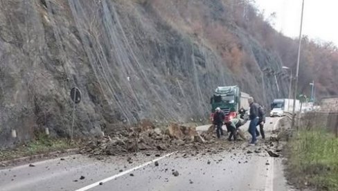 STRAŠAN ODRON KOD ČAČKA: Odlomile se stene, delovi pali na put (FOTO) STRAŠAN ODRON KOD ČAČKA: Odlomile se stene, delovi pali na put (FOTO)