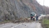 STRAŠAN ODRON KOD ČAČKA: Odlomile se stene, delovi pali na put (FOTO) STRAŠAN ODRON KOD ČAČKA: Odlomile se stene, delovi pali na put (FOTO)