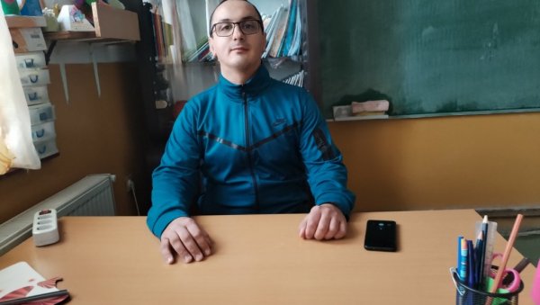 БЛАГОСЛОВ ЈЕ ЖИВЕТИ У РОДНОМ СЕЛУ: Професор историје Стефан Стојановић из Лопардинца крај Бујановца и даље веран завичају (ФОТО) БЛАГОСЛОВ ЈЕ ЖИВЕТИ У РОДНОМ СЕЛУ: Професор историје Стефан Стојановић из Лопардинца крај Бујановца и даље веран завичају (ФОТО)