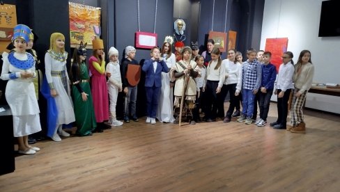 TUTANKAMON I KLEOPATRA ŠETALI MUZEJOM: Učenička izložba u Paraćinu oduševila sve (FOTO) TUTANKAMON I KLEOPATRA ŠETALI MUZEJOM: Učenička izložba u Paraćinu oduševila sve (FOTO)
