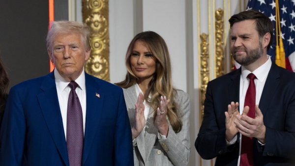 У ДРУШТВУ БУДУЋЕГ ПОТПРЕДСЕДНИКА: Трамп присуствује фудбалској утакмици између војске и морнарице у Мериленду У ДРУШТВУ БУДУЋЕГ ПОТПРЕДСЕДНИКА: Трамп присуствује фудбалској утакмици између војске и морнарице у Мериленду