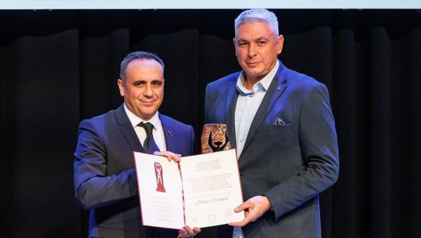СПАРТАКОВА НАГРАДА ЈОВИЦИ МОМИРОВУ: Вршчанин проглашен за најбољег спортског радника у Војводини СПАРТАКОВА НАГРАДА ЈОВИЦИ МОМИРОВУ: Вршчанин проглашен за најбољег спортског радника у Војводини