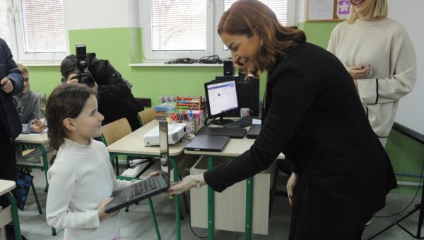 ОПРЕМЉЕНЕ ДИГИТАЛНЕ УЧИОНИЦЕ: ОШ „Милунка Савић“ у Витановцу добила донацију - 40 лаптоп рачунара ОПРЕМЉЕНЕ ДИГИТАЛНЕ УЧИОНИЦЕ: ОШ „Милунка Савић“ у Витановцу добила донацију - 40 лаптоп рачунара