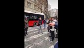 OPOZICIJA BLOKIRALA TRG REPUBLIKE: Napadnut čovek sa detetom od tri meseca (VIDEO) OPOZICIJA BLOKIRALA TRG REPUBLIKE: Napadnut čovek sa detetom od tri meseca (VIDEO)