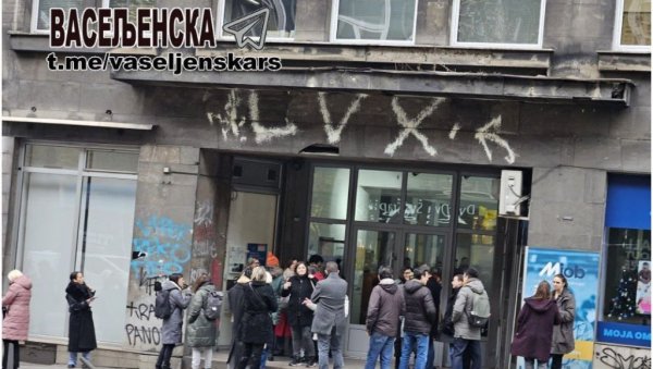 ПО ДНЕВНИЦЕ ИЛИ СЕНДВИЧЕ, ПА НА БЛОКАДЕ: Фотографије испред НВО „Куће људских права“ раскринкале „спонтане“ протесте ПО ДНЕВНИЦЕ ИЛИ СЕНДВИЧЕ, ПА НА БЛОКАДЕ: Фотографије испред НВО „Куће људских права“ раскринкале „спонтане“ протесте