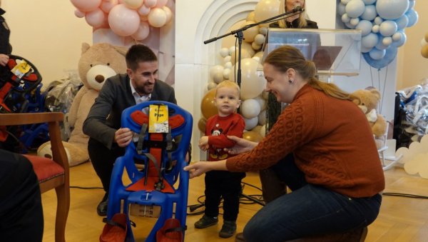 ПОДЕЉЕНО 200 СЕДИШТА ЗА НАЈМЛАЂЕ: Сомбор наставља акцију у циљу безбедности саобраћаја ПОДЕЉЕНО 200 СЕДИШТА ЗА НАЈМЛАЂЕ: Сомбор наставља акцију у циљу безбедности саобраћаја