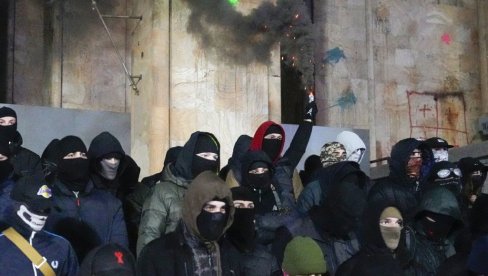 ZABRANJENO POKRIVANJE LICA I KORIŠĆENJE VATROMETA I LASERA: Gruzija uvela novi zakon za demonstrante ZABRANJENO POKRIVANJE LICA I KORIŠĆENJE VATROMETA I LASERA: Gruzija uvela novi zakon za demonstrante