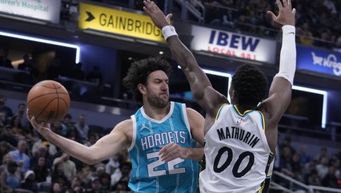 SRBIMA BAŠ I NE IDE U NBA: Bogdana i dalje ne sluša šut, Micićev Šarlot ne može nikoga da pobedi SRBIMA BAŠ I NE IDE U NBA: Bogdana i dalje ne sluša šut, Micićev Šarlot ne može nikoga da pobedi