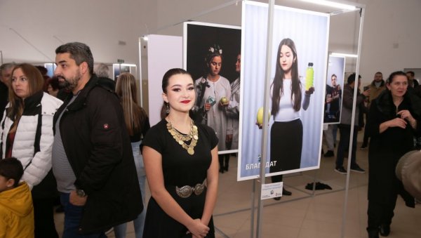 „ЕПОХА НАСЛЕЂА“ У ДРЕНОВЦУ: Отворена изложба КУД „Спасовдански вез“, наставак претходне поставкеАманет (ФОТО) „ЕПОХА НАСЛЕЂА“ У ДРЕНОВЦУ: Отворена изложба КУД „Спасовдански вез“, наставак претходне поставкеАманет (ФОТО)
