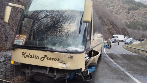 MALIŠANI LAKŠE POVREĐENI: Detalji sudara automobila i autobusa za prevoz dece na Ibarskoj magistrali (FOTO) MALIŠANI LAKŠE POVREĐENI: Detalji sudara automobila i autobusa za prevoz dece na Ibarskoj magistrali (FOTO)