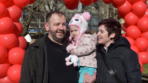 ПАЛЧИЦА ИЗ КИКИНДЕ: Мала Сташа Терзин је патуљастог раста и једно је од деце које прима најсавременију терапију ПАЛЧИЦА ИЗ КИКИНДЕ: Мала Сташа Терзин је патуљастог раста и једно је од деце које прима најсавременију терапију