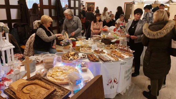 НА „ЂАКОНИЈАМА“ ИЗЛОЖЕНО 46 СЛАВСКИХ ПОГАЧА: Све за празничну трпезу на једном месту НА „ЂАКОНИЈАМА“ ИЗЛОЖЕНО 46 СЛАВСКИХ ПОГАЧА: Све за празничну трпезу на једном месту