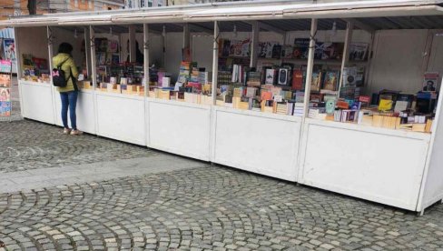 KNJIGA IDEALAN DAR: „Novogodišnji bazar knjiga“ u centru Kraljeva KNJIGA IDEALAN DAR: „Novogodišnji bazar knjiga“ u centru Kraljeva