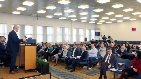 СКУПШТИНА СМЕДЕРЕВА УСВОЈИЛА БУЏЕТ ЗА 2025. ГОДИНУ: Седница почела минутом ћутања због трагедије у Новом Саду СКУПШТИНА СМЕДЕРЕВА УСВОЈИЛА БУЏЕТ ЗА 2025. ГОДИНУ: Седница почела минутом ћутања због трагедије у Новом Саду