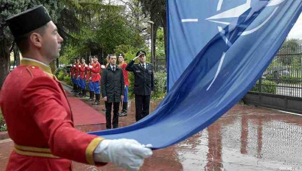 СКУПО ПЛАЋЕНО ПАРТНЕРСТВО: Премијер Спајић потврдио верност НАТО нарочито око подршке Украјини и најавио више новца Алијанси до 2,3 одсто СКУПО ПЛАЋЕНО ПАРТНЕРСТВО: Премијер Спајић потврдио верност НАТО нарочито око подршке Украјини и најавио више новца Алијанси до 2,3 одсто