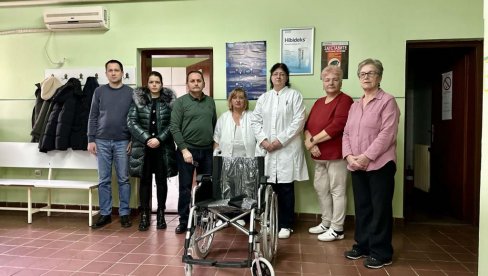 RUSKO SELO PRIMER SVIMA: Udruženja poklonila kolica seoskoj ambulanti RUSKO SELO PRIMER SVIMA: Udruženja poklonila kolica seoskoj ambulanti