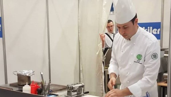 ПОГЛАВАРУ СПЦ СЕРВИРАО ПАЛЕНТУ: Кулинар Горан Радивојевић кувао за патријарха у манастиру Ковиљ ПОГЛАВАРУ СПЦ СЕРВИРАО ПАЛЕНТУ: Кулинар Горан Радивојевић кувао за патријарха у манастиру Ковиљ