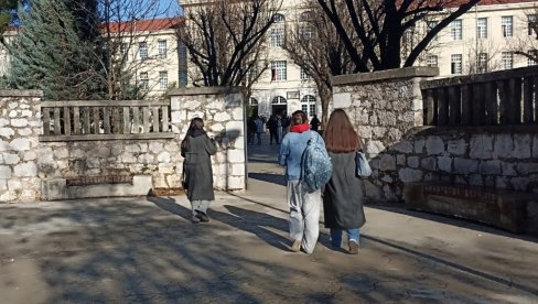 UČENIKU NUDIO SEKS!? Nastavak skandala u podgoričkoj gimnaziji - Otkrivene nove bludne radnje suspendovanog profesora UČENIKU NUDIO SEKS!? Nastavak skandala u podgoričkoj gimnaziji - Otkrivene nove bludne radnje suspendovanog profesora