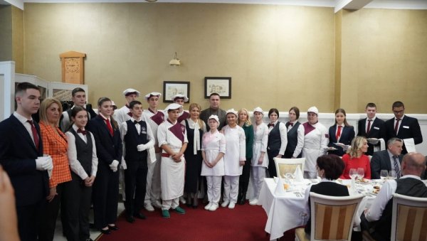 У КОРАК СА СВЕТСКИМ ТРЕНДОВИМА: Јавни час куварства, услуживања и посластичарства ђака врњачке УТШ У КОРАК СА СВЕТСКИМ ТРЕНДОВИМА: Јавни час куварства, услуживања и посластичарства ђака врњачке УТШ