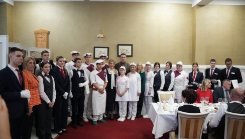 U KORAK SA SVETSKIM TRENDOVIMA: Javni čas kuvarstva, usluživanja i poslastičarstva đaka vrnjačke UTŠ U KORAK SA SVETSKIM TRENDOVIMA: Javni čas kuvarstva, usluživanja i poslastičarstva đaka vrnjačke UTŠ