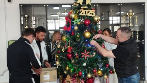UKRASE PRIPREMALI DVA MESECA: U holu Centralnog zatvora u Beogradu po deseti put zaredom okićena novogodišnja jelka UKRASE PRIPREMALI DVA MESECA: U holu Centralnog zatvora u Beogradu po deseti put zaredom okićena novogodišnja jelka