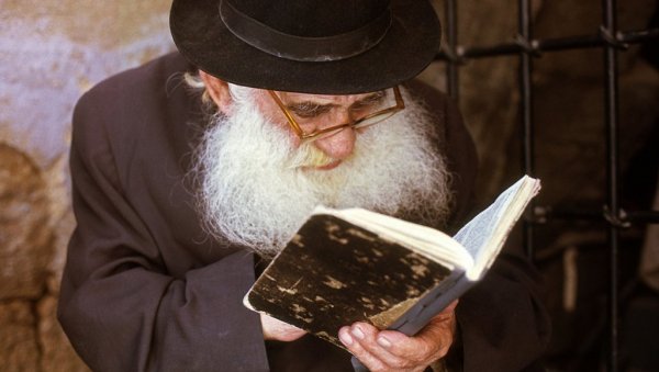 БОГАТСТВО СТЕКЛИ И НА ИМОВИНИ ЈЕВРЕЈА: Породична сага најбогатијег Немца, Клаус-Михаела Кинеа (87), коју он пориче БОГАТСТВО СТЕКЛИ И НА ИМОВИНИ ЈЕВРЕЈА: Породична сага најбогатијег Немца, Клаус-Михаела Кинеа (87), коју он пориче