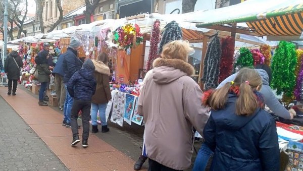 ПРАЗНИЧНИ БАЗАР: Новогодишња и божићна продаја у Великом Градишту ПРАЗНИЧНИ БАЗАР: Новогодишња и божићна продаја у Великом Градишту