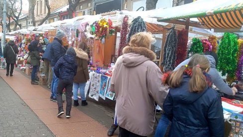 PRAZNIČNI BAZAR: Novogodišnja i božićna prodaja u Velikom Gradištu PRAZNIČNI BAZAR: Novogodišnja i božićna prodaja u Velikom Gradištu