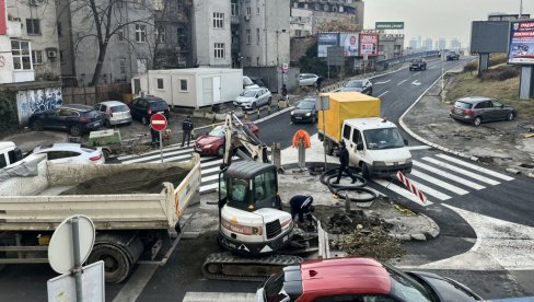 NOVI SEMAFOR ZA BOLJI PROTOK: Postavlja se signalizacija na isključenju sa Brankovog mosta ka novoizgrađenom kružnom toku NOVI SEMAFOR ZA BOLJI PROTOK: Postavlja se signalizacija na isključenju sa Brankovog mosta ka novoizgrađenom kružnom toku