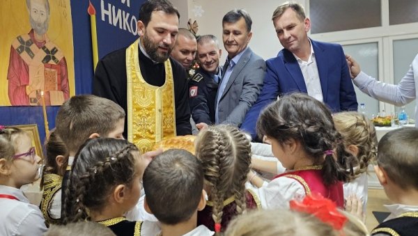 СВЕТИ НИКОЛА ЈЕ ЗАШТИТНИК И ДЕЦЕ: Обележена крсна слава вртића “Душко Радовић” у Угљевику СВЕТИ НИКОЛА ЈЕ ЗАШТИТНИК И ДЕЦЕ: Обележена крсна слава вртића “Душко Радовић” у Угљевику