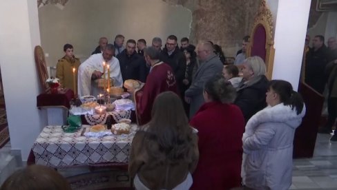 NE OSTAVLJAJTE OVU SVETINJU PRAZNOM: Liturgijom i rezanjem slavskog kolača obeležena hramovna slava u Prištini NE OSTAVLJAJTE OVU SVETINJU PRAZNOM: Liturgijom i rezanjem slavskog kolača obeležena hramovna slava u Prištini