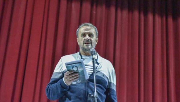 НАГРАДА УДРУЖЕЊА КЊИЖЕВНИКА РЕПУБЛИКЕ СРПСКЕ: Ђуро Дамјановић Веселину Мишнићу НАГРАДА УДРУЖЕЊА КЊИЖЕВНИКА РЕПУБЛИКЕ СРПСКЕ: Ђуро Дамјановић Веселину Мишнићу