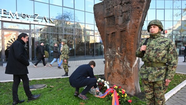 СЕЋАЊЕ НА СЕДАМ ХУМАНИХ ПИЛОТА: Положени венци крај јерменског Хачкара у Новом Саду (ФОТО) СЕЋАЊЕ НА СЕДАМ ХУМАНИХ ПИЛОТА: Положени венци крај јерменског Хачкара у Новом Саду (ФОТО)