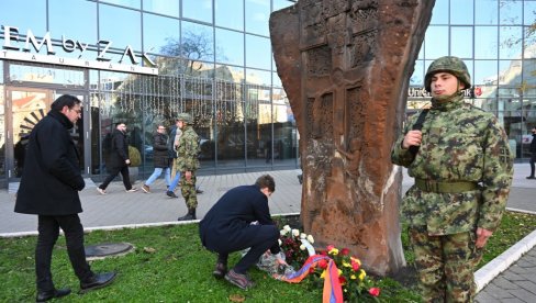 СЕЋАЊЕ НА СЕДАМ ХУМАНИХ ПИЛОТА: Положени венци крај јерменског Хачкара у Новом Саду (ФОТО) СЕЋАЊЕ НА СЕДАМ ХУМАНИХ ПИЛОТА: Положени венци крај јерменског Хачкара у Новом Саду (ФОТО)
