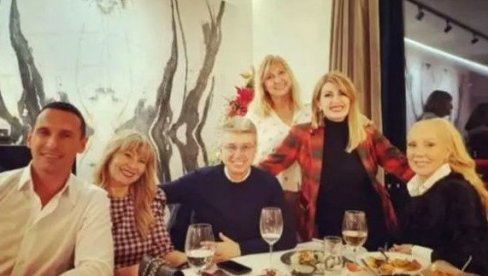 OVAKO JE VIKI OBELEŽAVALA SLAVU: Sale Popović na čelu stola - tu i ostali prijatlji OVAKO JE VIKI OBELEŽAVALA SLAVU: Sale Popović na čelu stola - tu i ostali prijatlji