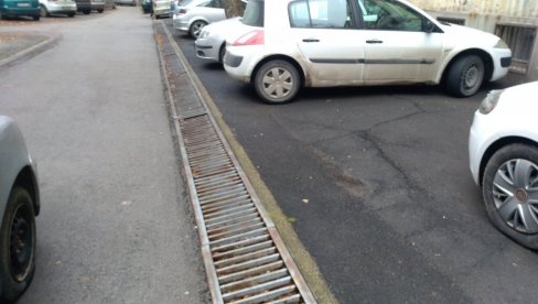 SPREČAVA POPLAVE: Odvodni kanal štiti dvorište i parking SPREČAVA POPLAVE: Odvodni kanal štiti dvorište i parking
