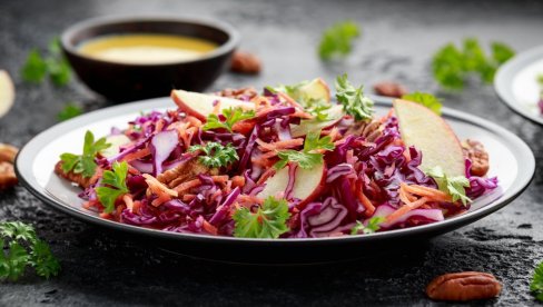 SALATA SA CRVENIM KUPUSOM, ŠARGAREPOM I JABUKAMA: Savršena kombinacija sastojaka za zdrav obrok SALATA SA CRVENIM KUPUSOM, ŠARGAREPOM I JABUKAMA: Savršena kombinacija sastojaka za zdrav obrok